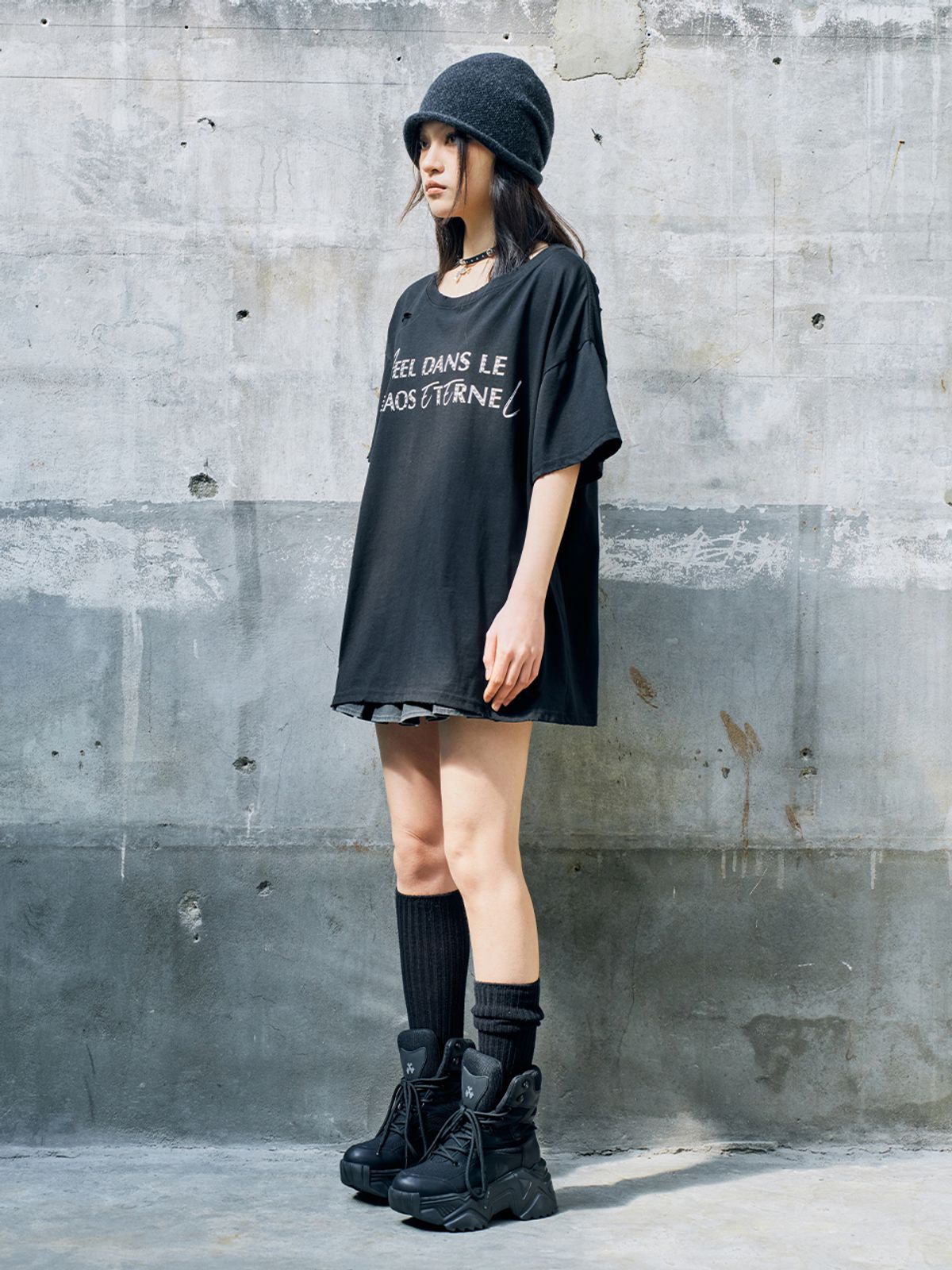 와이이이엘(YEEL) DISTRESSED STUD LOGO OVERSIZED T-SHIRT BLACK
