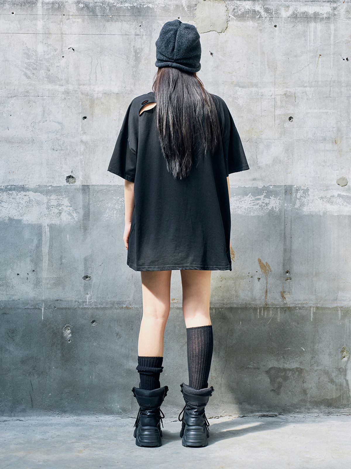 와이이이엘(YEEL) DISTRESSED STUD LOGO OVERSIZED T-SHIRT BLACK