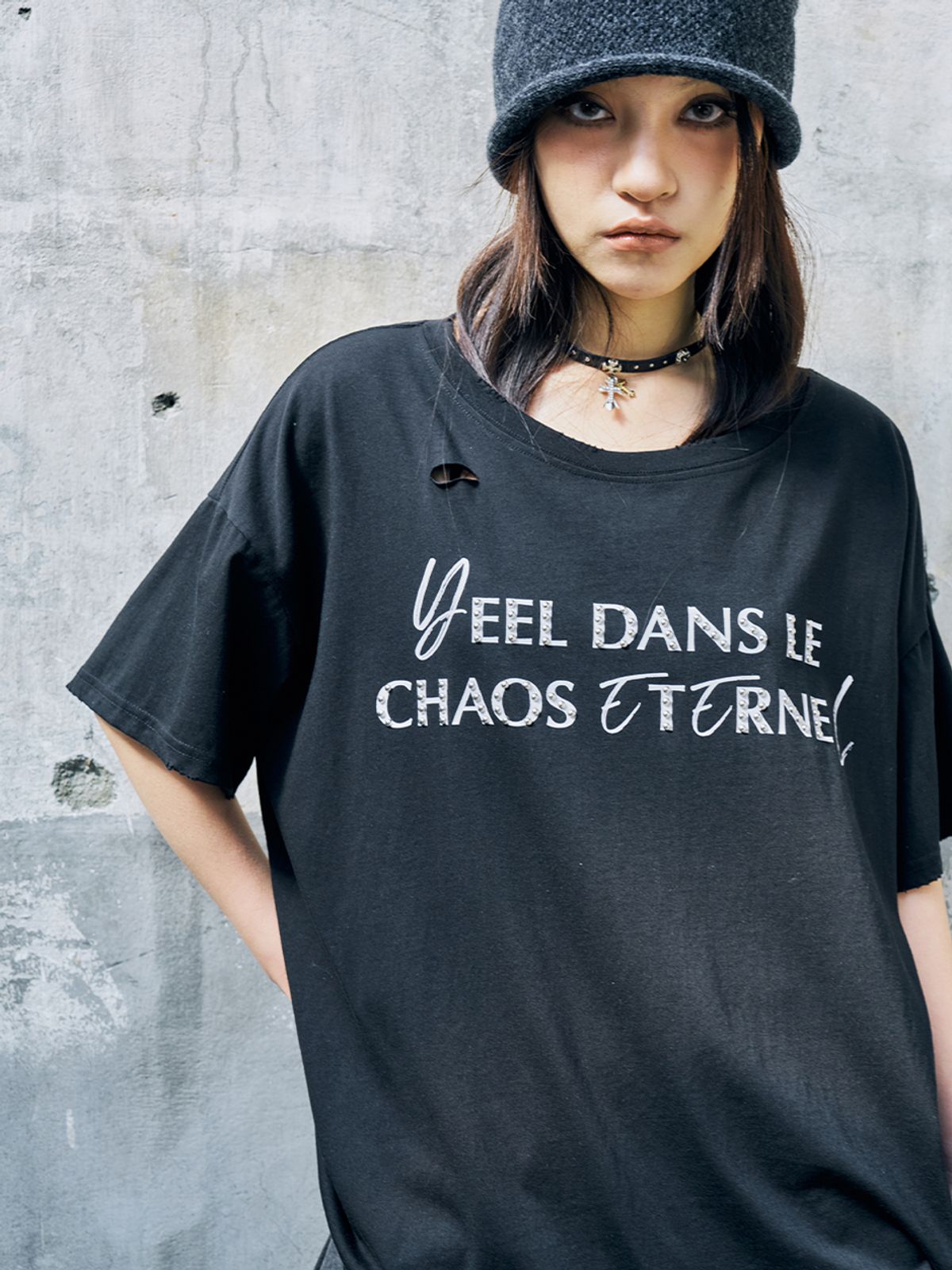 와이이이엘(YEEL) DISTRESSED STUD LOGO OVERSIZED T-SHIRT BLACK