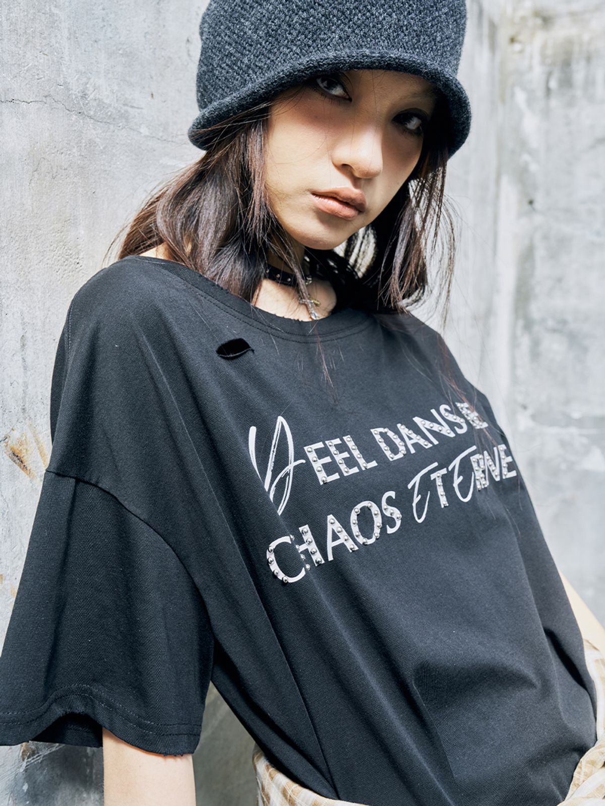 와이이이엘(YEEL) DISTRESSED STUD LOGO OVERSIZED T-SHIRT BLACK