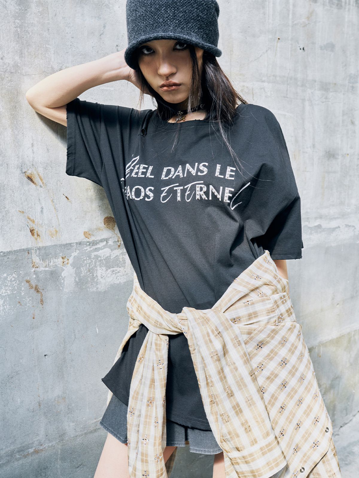 와이이이엘(YEEL) DISTRESSED STUD LOGO OVERSIZED T-SHIRT BLACK