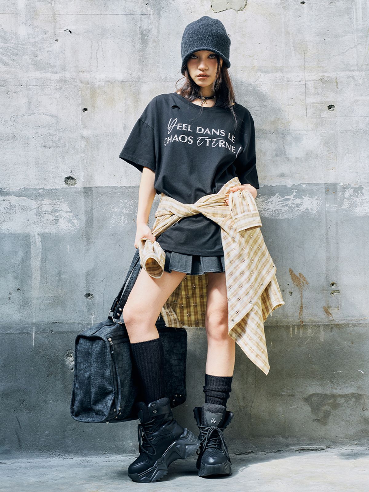 와이이이엘(YEEL) DISTRESSED STUD LOGO OVERSIZED T-SHIRT BLACK