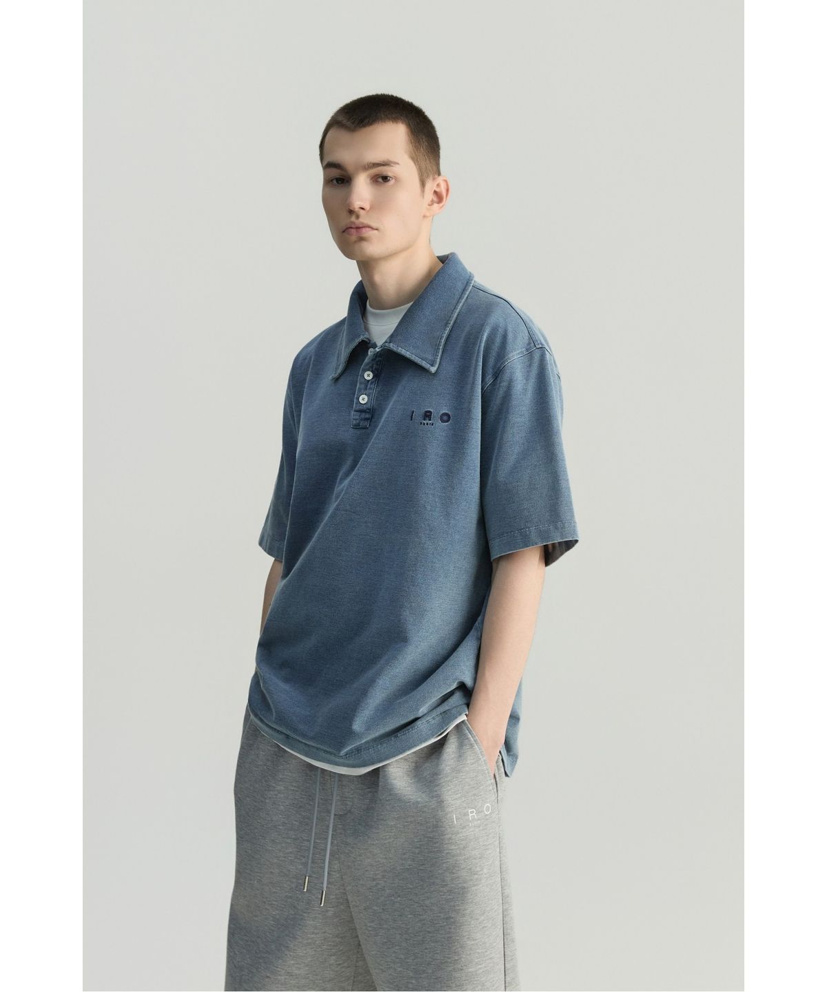 이로(IRO) JARETH 데님 텍스쳐 버튼 카라 숏 슬리브 티셔츠 IRTAM26026BUX