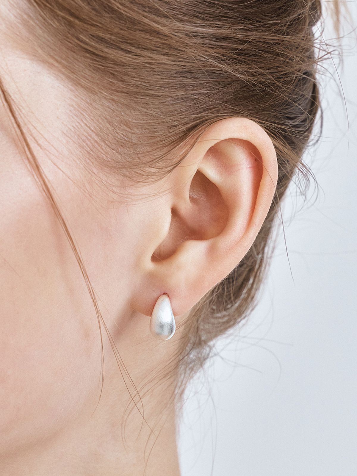 헤이(HEI) matte bean stud earrings