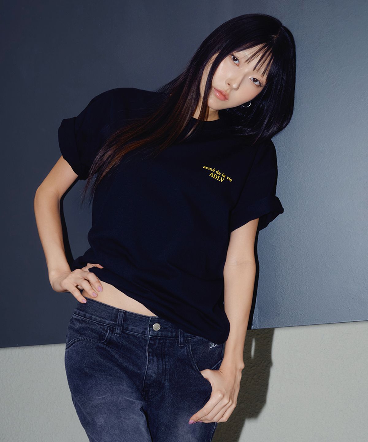 아크메드라비(ACME DE LA VIE) BASIC LOGO YELLOW FONT SHORT SLEEVE T-SHIRT