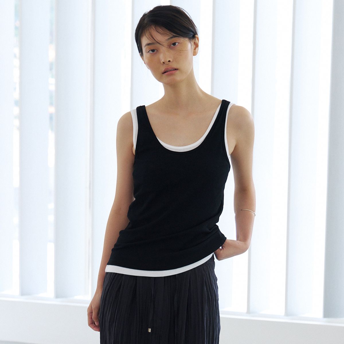 노우드(NOEUD) Deep Round Sleeveless (Black)