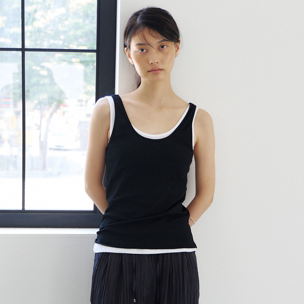 노우드(NOEUD) Deep Round Sleeveless (Black)