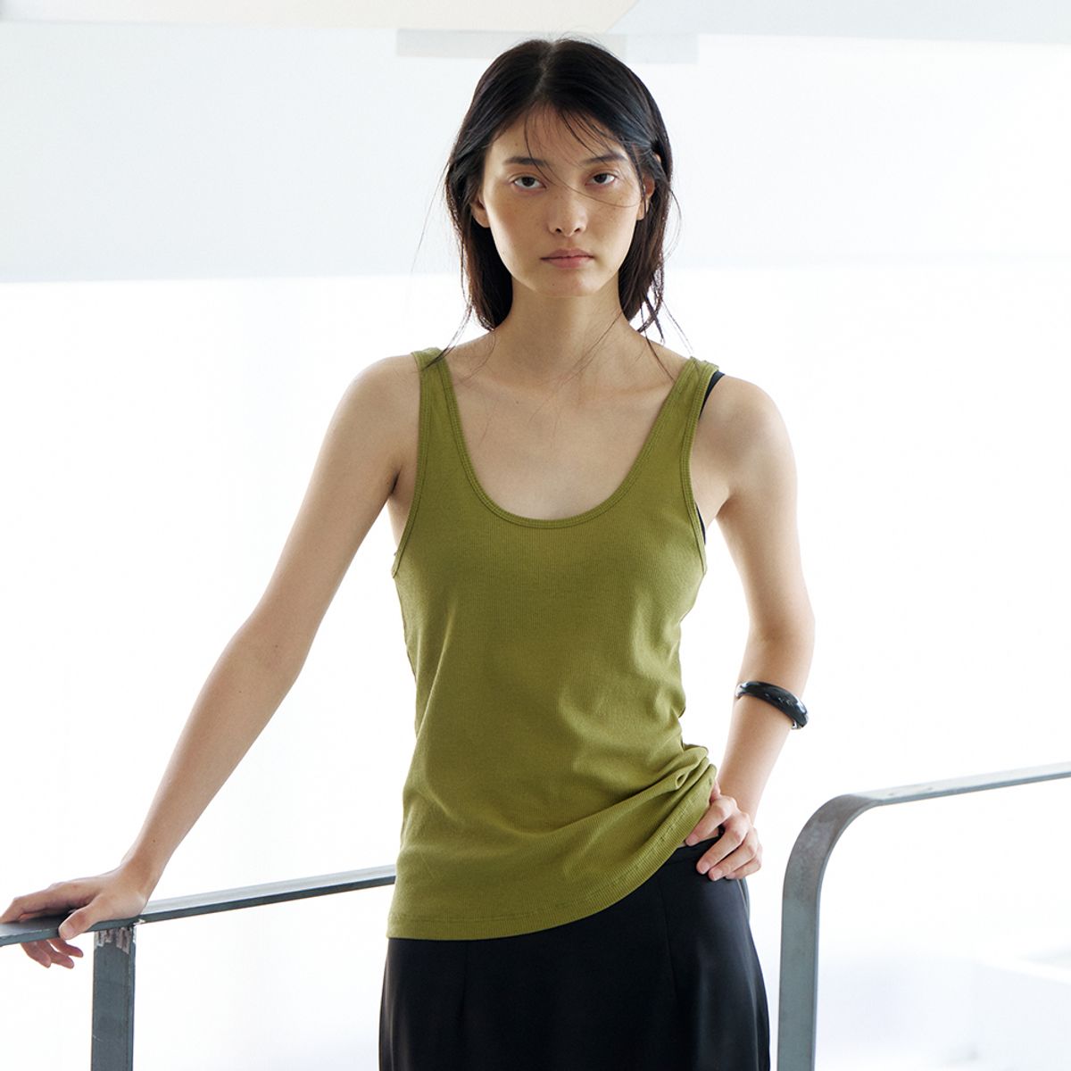 노우드(NOEUD) Deep Round Sleeveless (Olive)