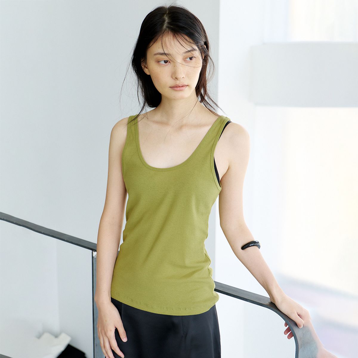 노우드(NOEUD) Deep Round Sleeveless (Olive)