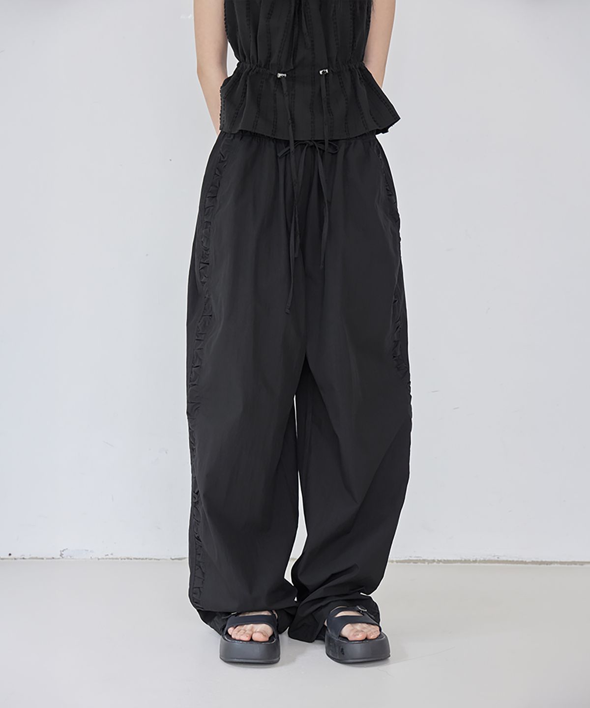 런던다다(LONDONDADA) Nylon Shirring Easy Pants, BLACK