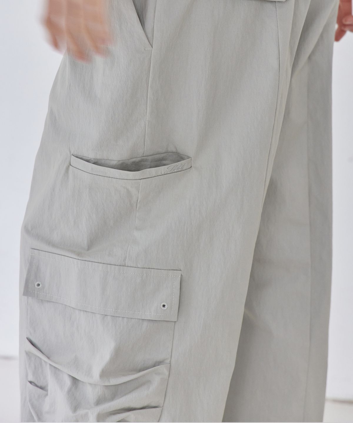 런던다다(LONDONDADA) Nylon Cargo String Hem Pants, GREIGE