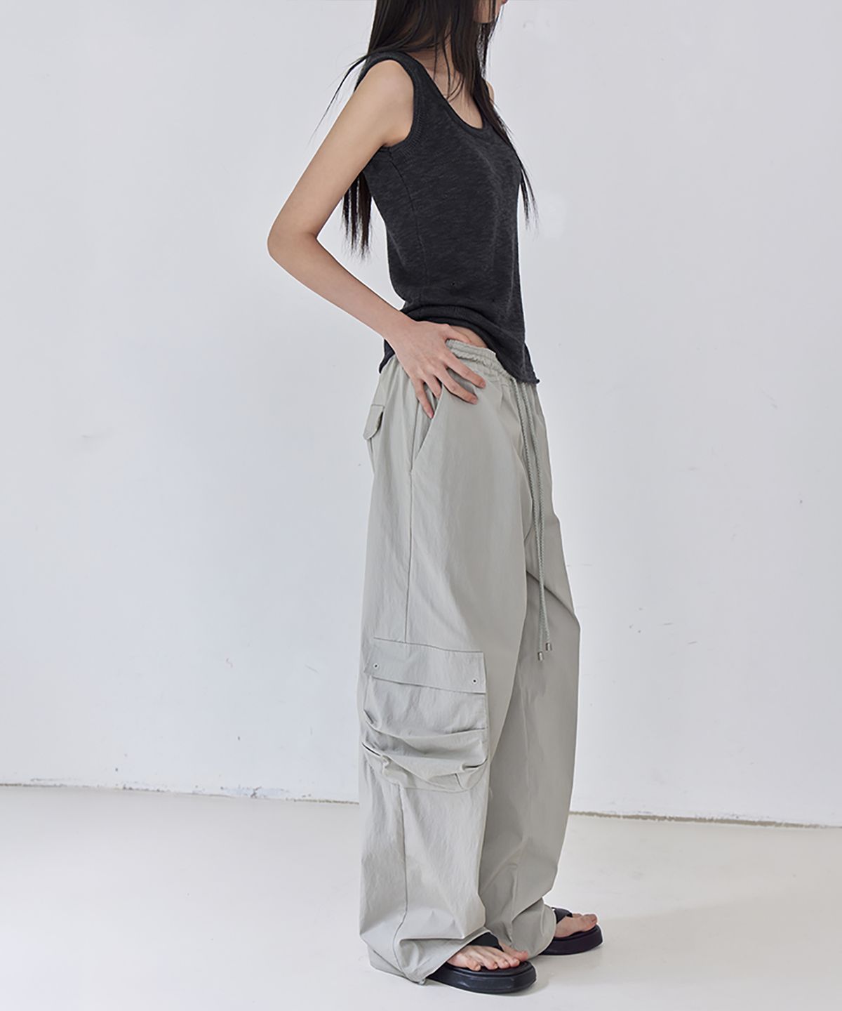 런던다다(LONDONDADA) Nylon Cargo String Hem Pants, GREIGE