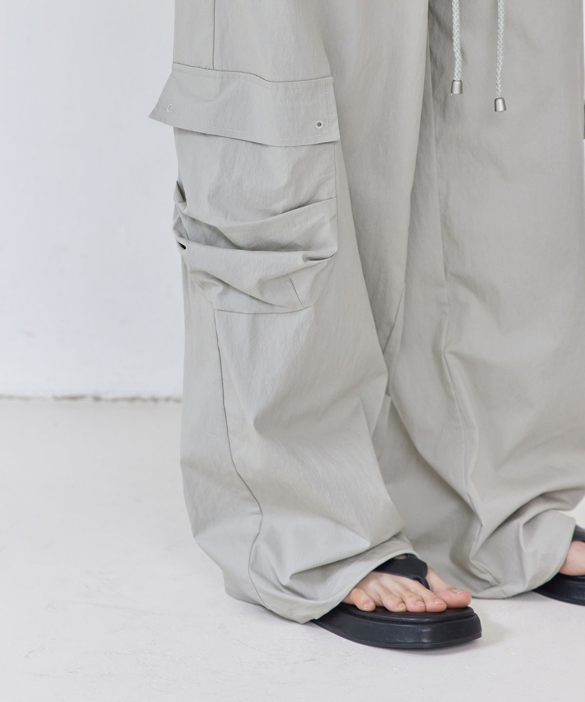 런던다다(LONDONDADA) Nylon Cargo String Hem Pants, GREIGE