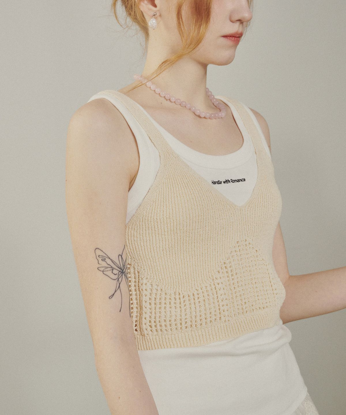 멜리앤로즈(MELLY&ROSE) 레터링 슬리브리스 티셔츠(315306)_WHITE