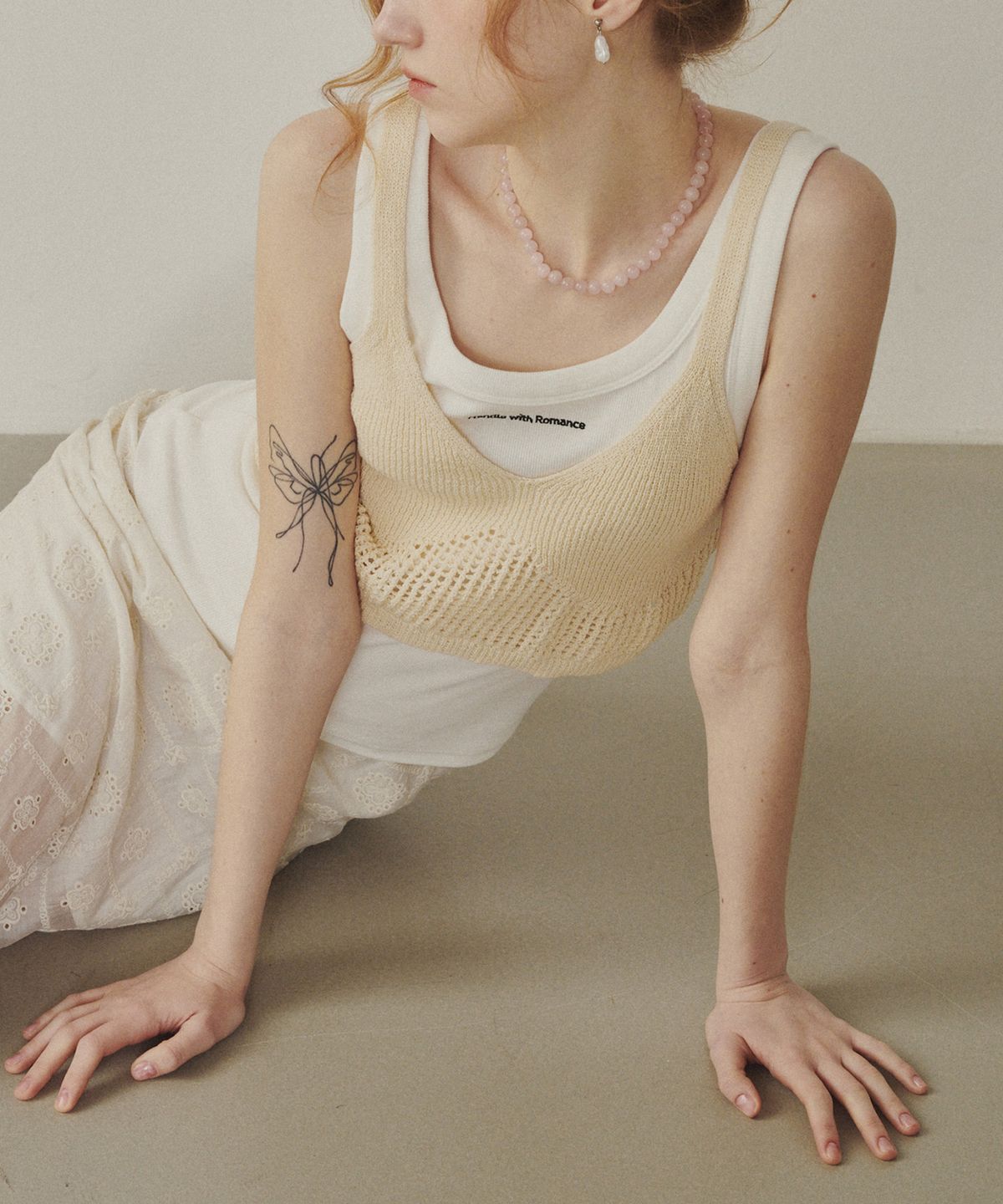 멜리앤로즈(MELLY&ROSE) 레터링 슬리브리스 티셔츠(315306)_WHITE
