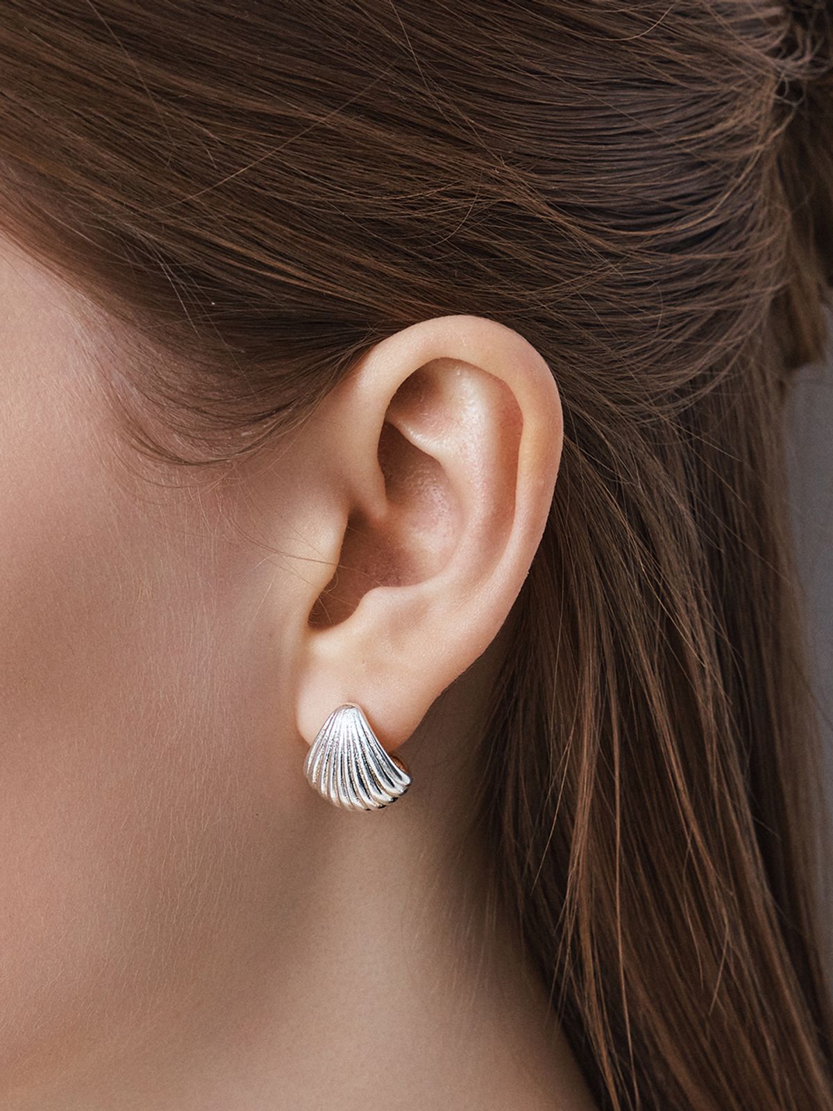 헤이(HEI) overlap shell stud earrings