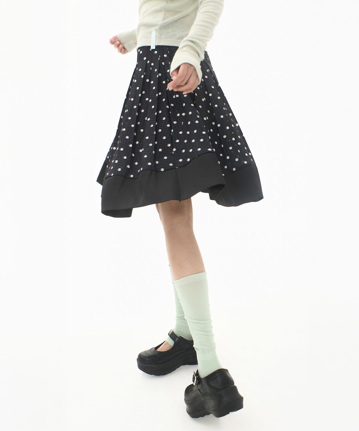 미레코(MIRECO) DOT PLEATED SATIN SKIRT BLACK