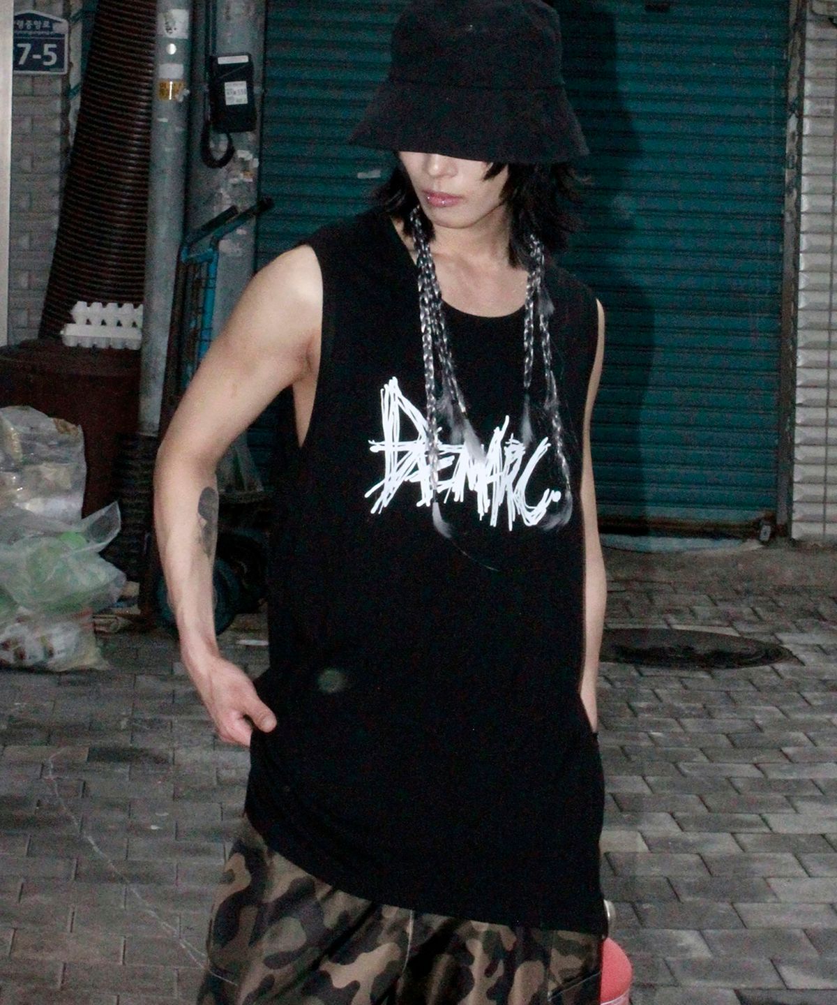 드마크(DEMARC) M rough text-logo boxy sleeveless - Black
