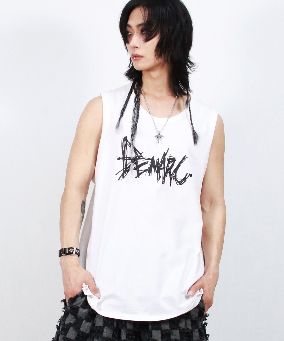 드마크(DEMARC) M rough text-logo boxy sleeveless - White