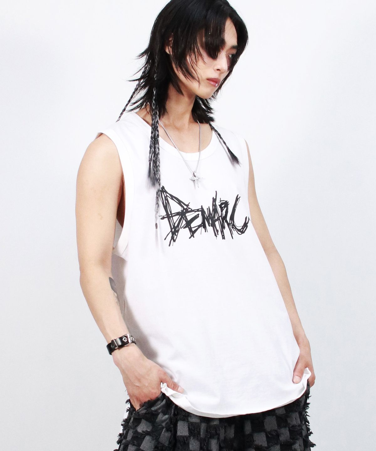 드마크(DEMARC) M rough text-logo boxy sleeveless - White