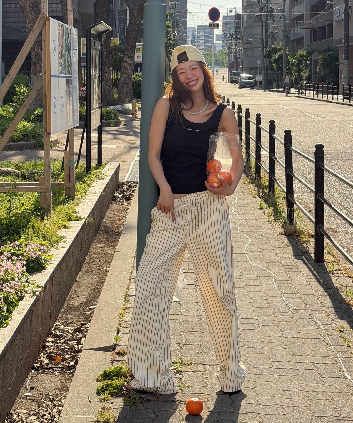 멜리앤로즈(MELLY&ROSE) 레터링 슬리브리스 티셔츠(315306)_BLACK