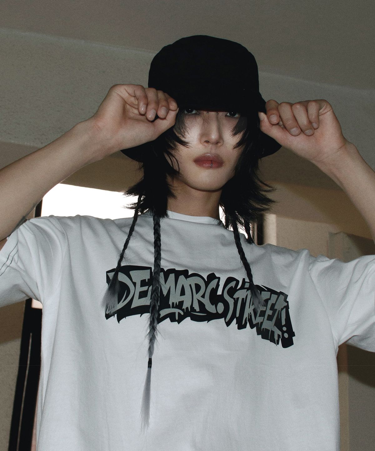 드마크(DEMARC) M text graffiti boxy short sleeve tee - White