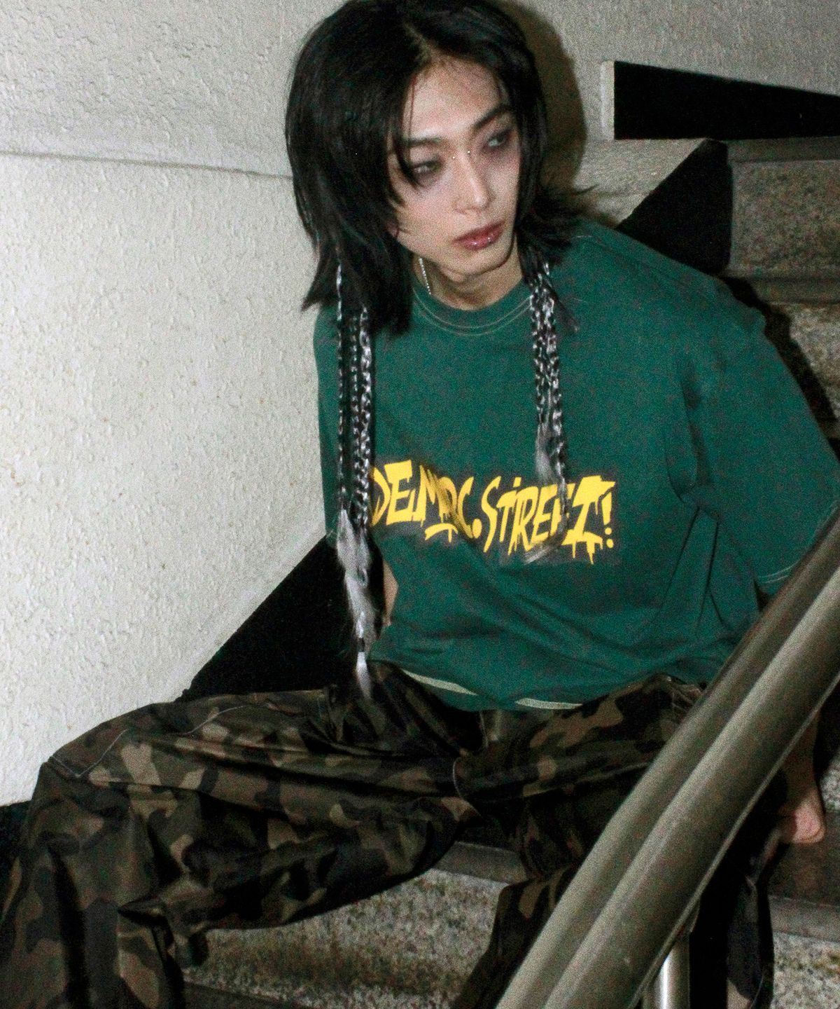 드마크(DEMARC) M text graffiti boxy short sleeve tee- khaki