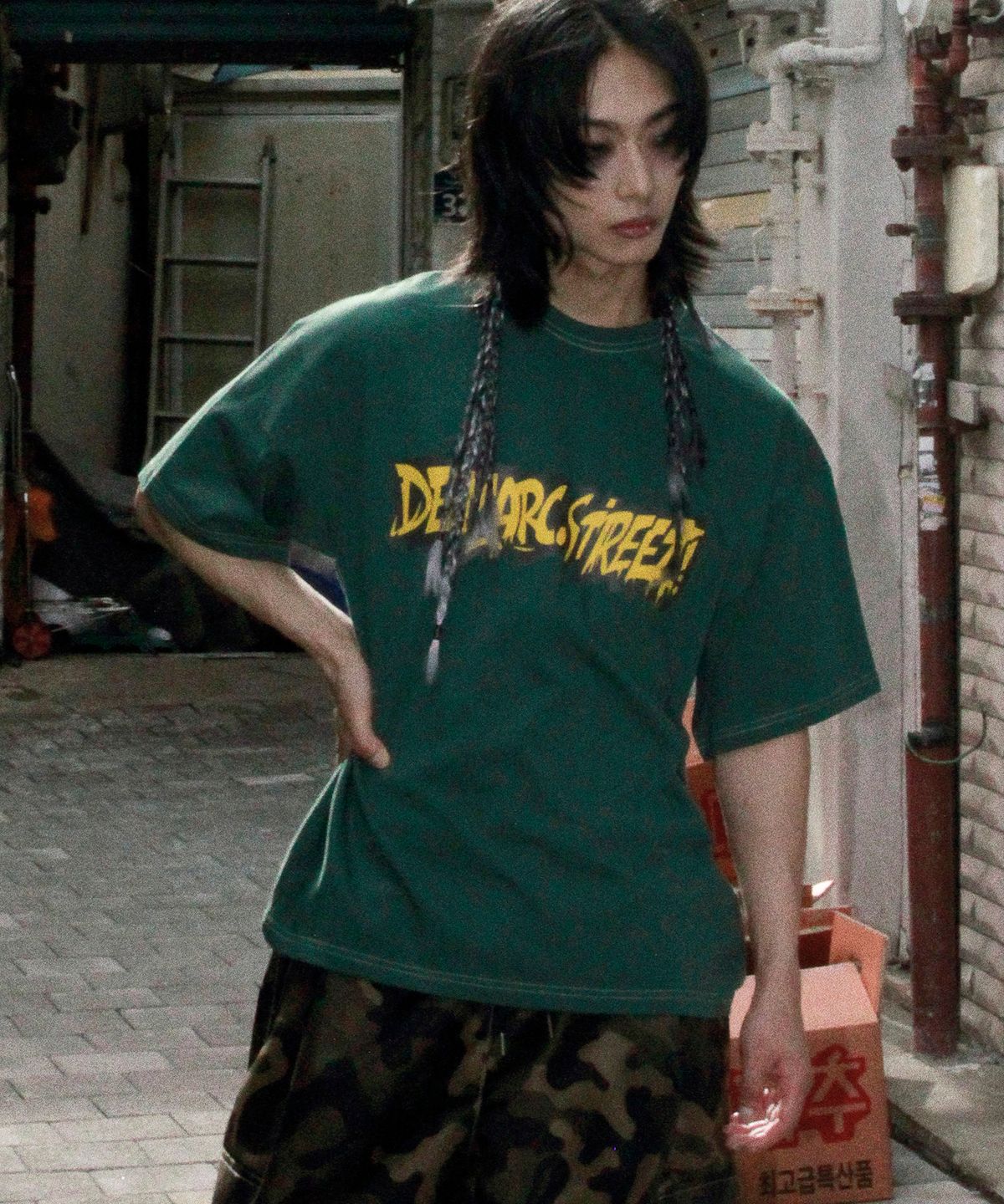 드마크(DEMARC) M text graffiti boxy short sleeve tee- khaki