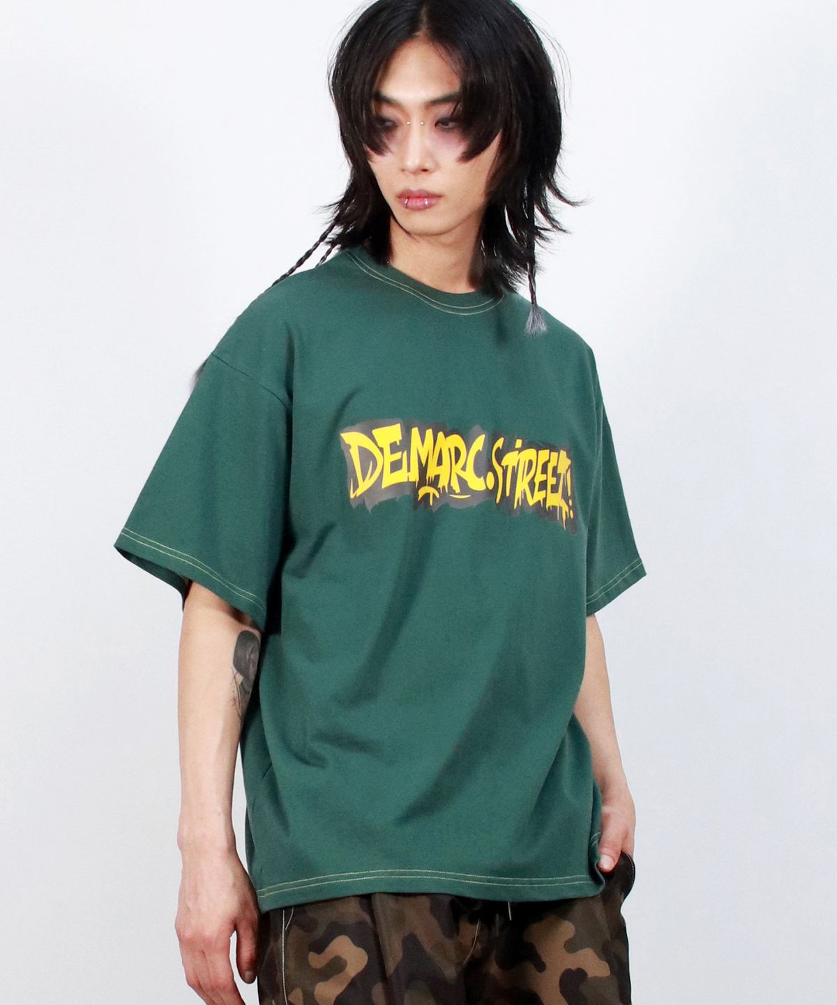 드마크(DEMARC) M text graffiti boxy short sleeve tee- khaki