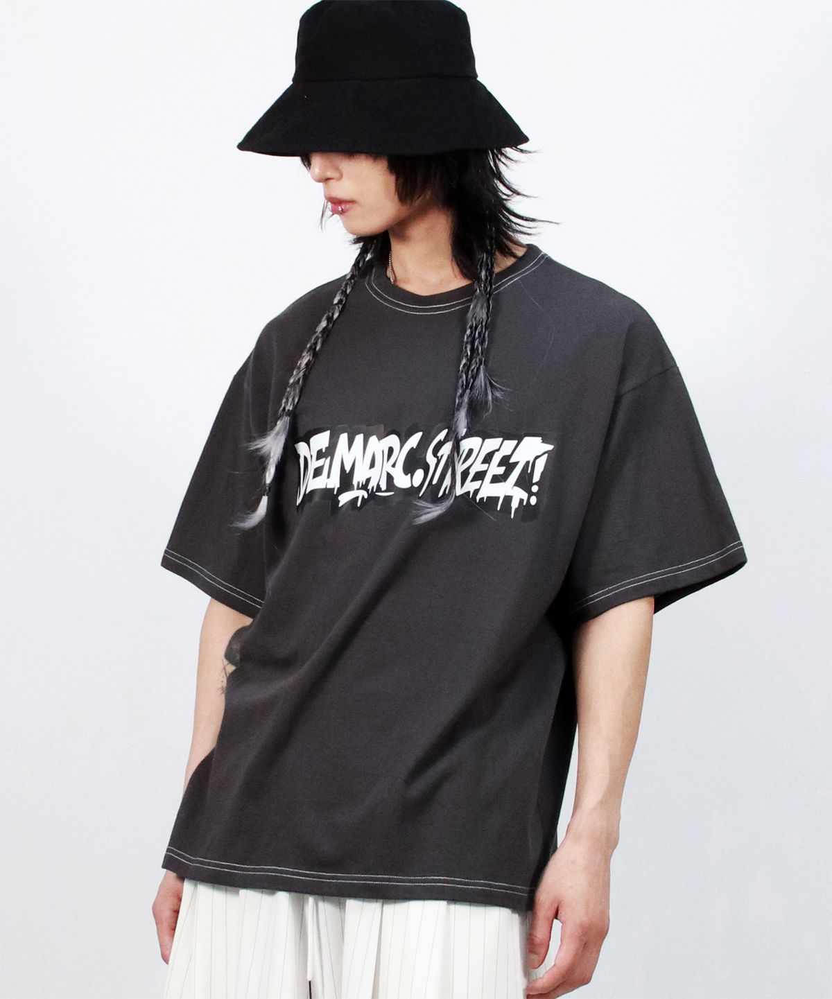 드마크(DEMARC) M text graffiti boxy short sleeve tee -  Charcoal