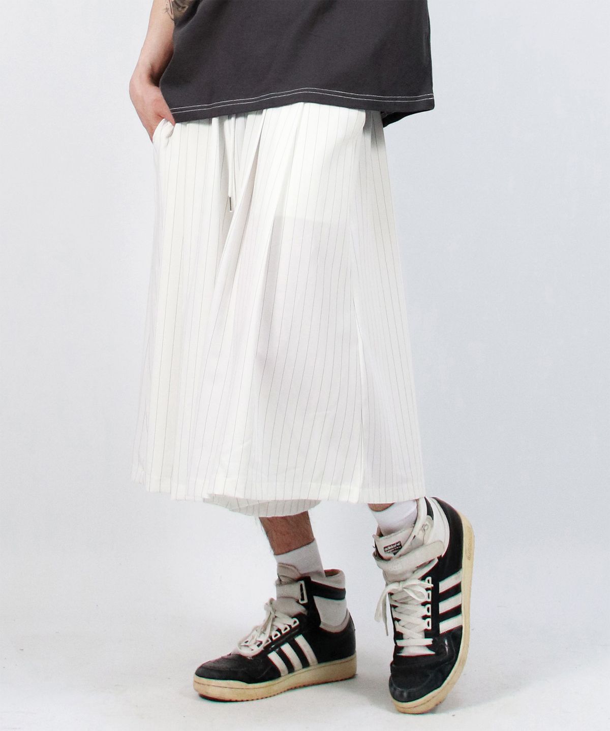 드마크(DEMARC) M Real wide two tuck stripe bumuda pants - White