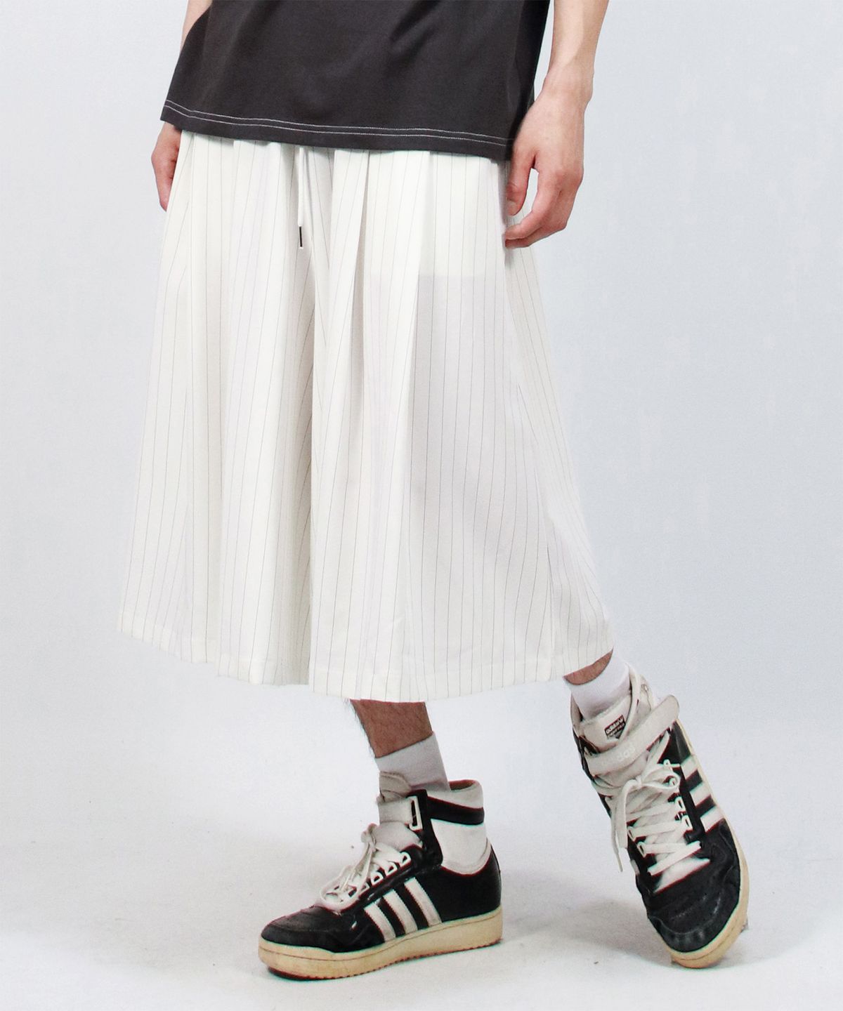 드마크(DEMARC) M Real wide two tuck stripe bumuda pants - White