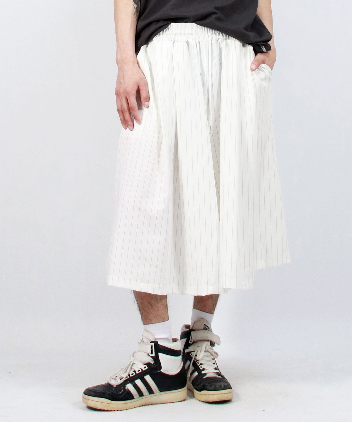 드마크(DEMARC) M Real wide two tuck stripe bumuda pants - White