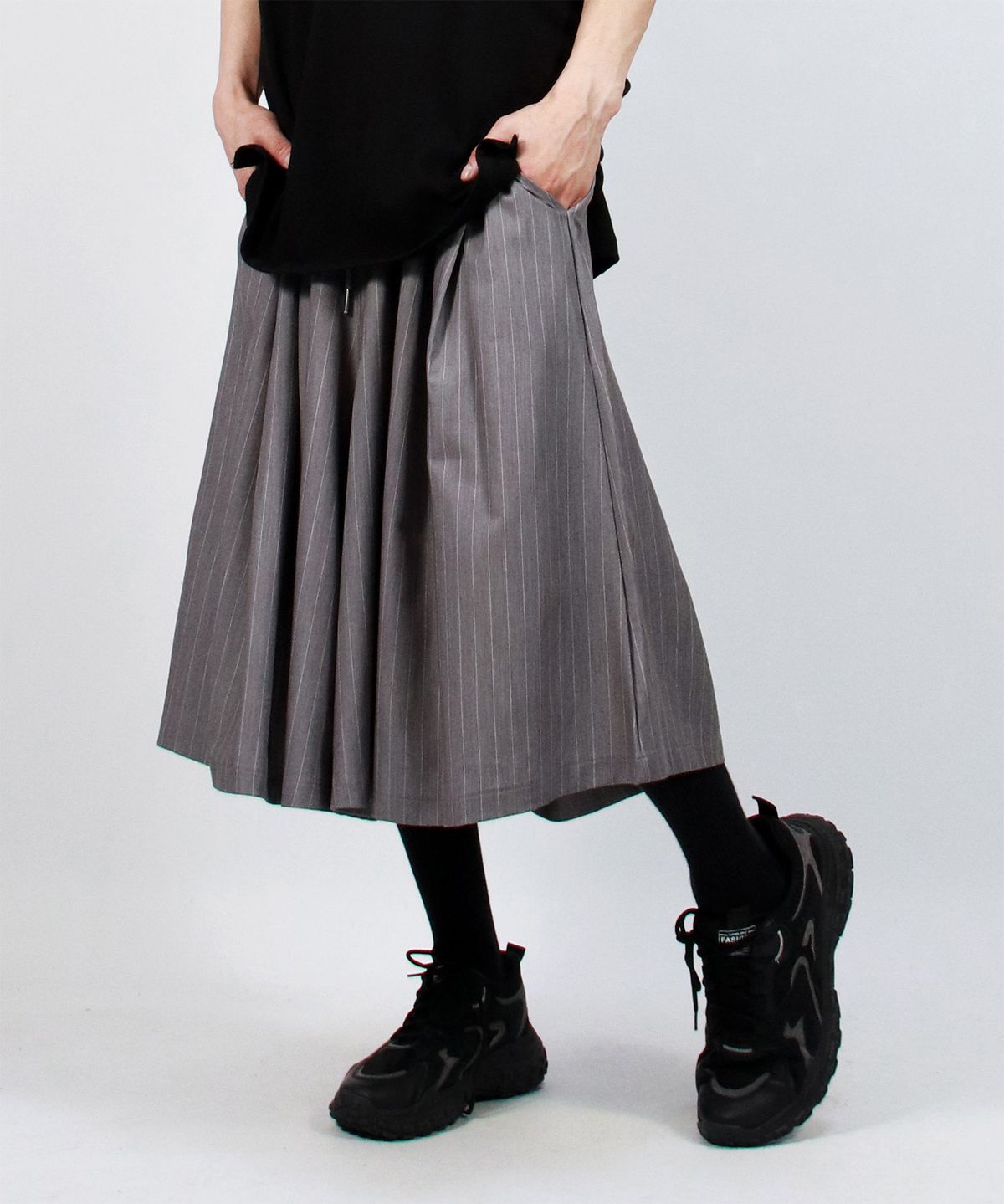 드마크(DEMARC) M Real wide two tuck stripe bumuda pants - gray