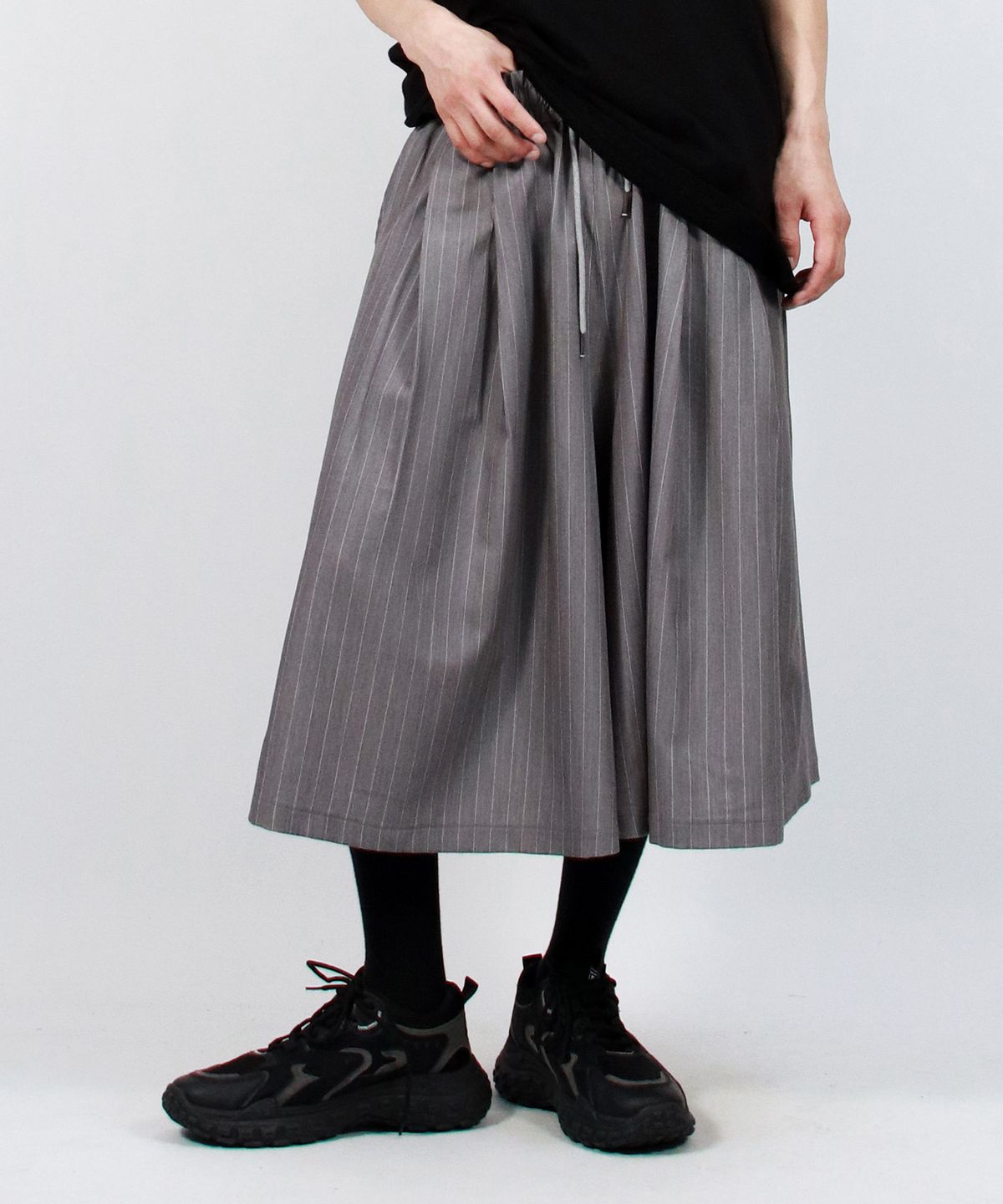 드마크(DEMARC) M Real wide two tuck stripe bumuda pants - gray