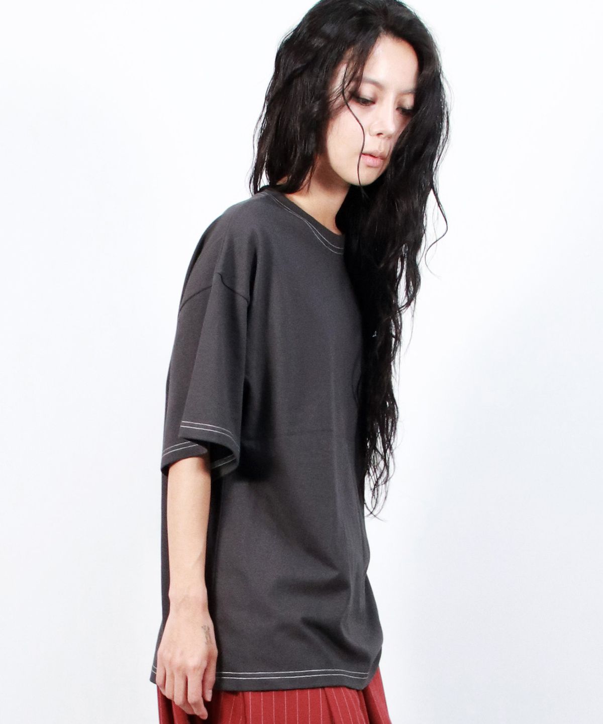 드마크(DEMARC) OUTSTITCH BOXY SHORT SLEEVE TEE -  Charcoal