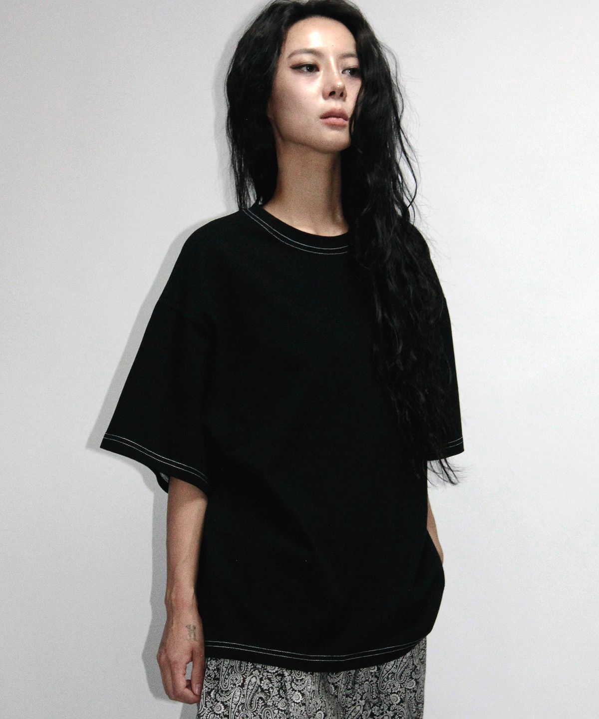 드마크(DEMARC) OUTSTITCH BOXY SHORT SLEEVE TEE - Black
