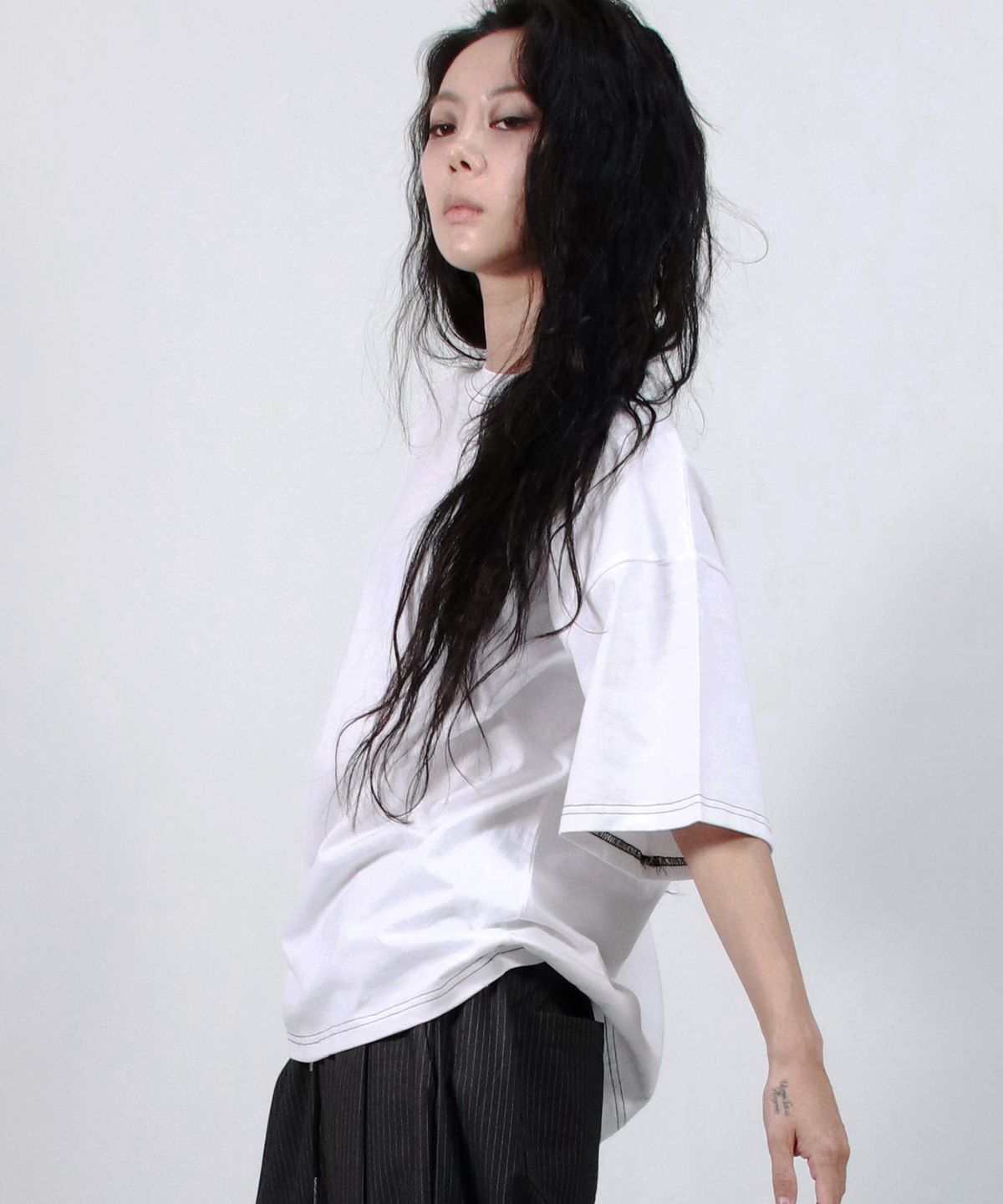 드마크(DEMARC) OUTSTITCH BOXY SHORT SLEEVE TEE - White