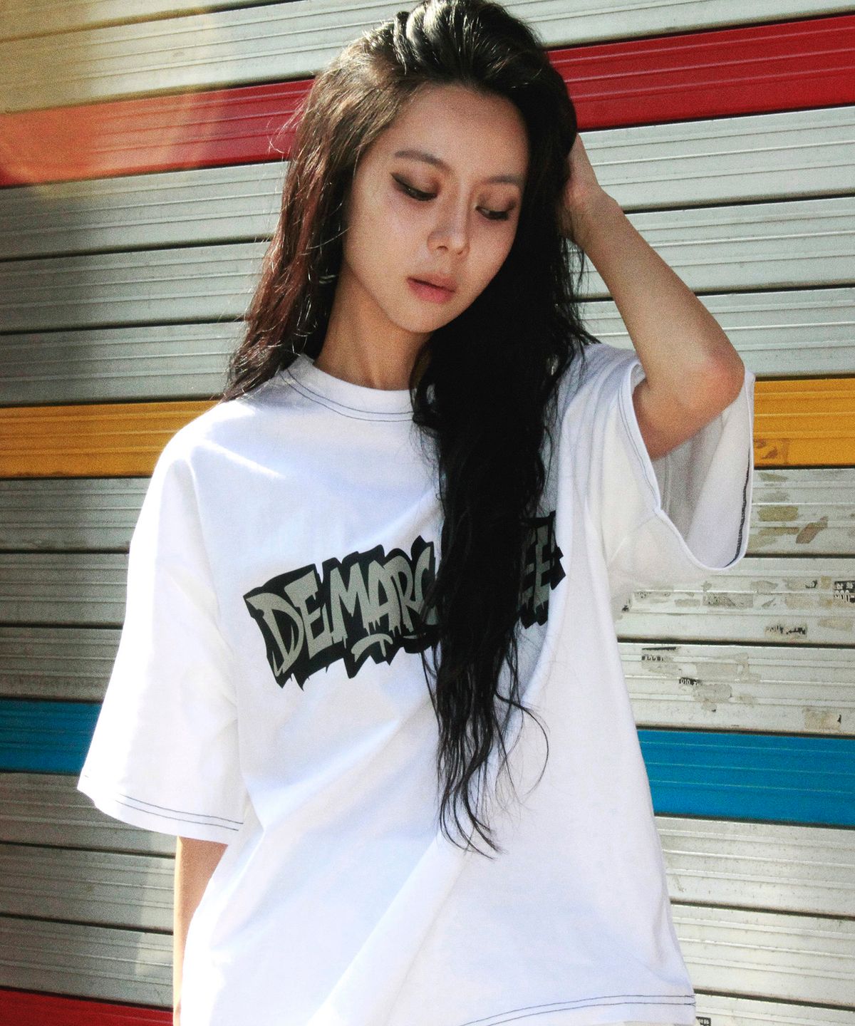 드마크(DEMARC) text graffiti boxy short sleeve tee - White
