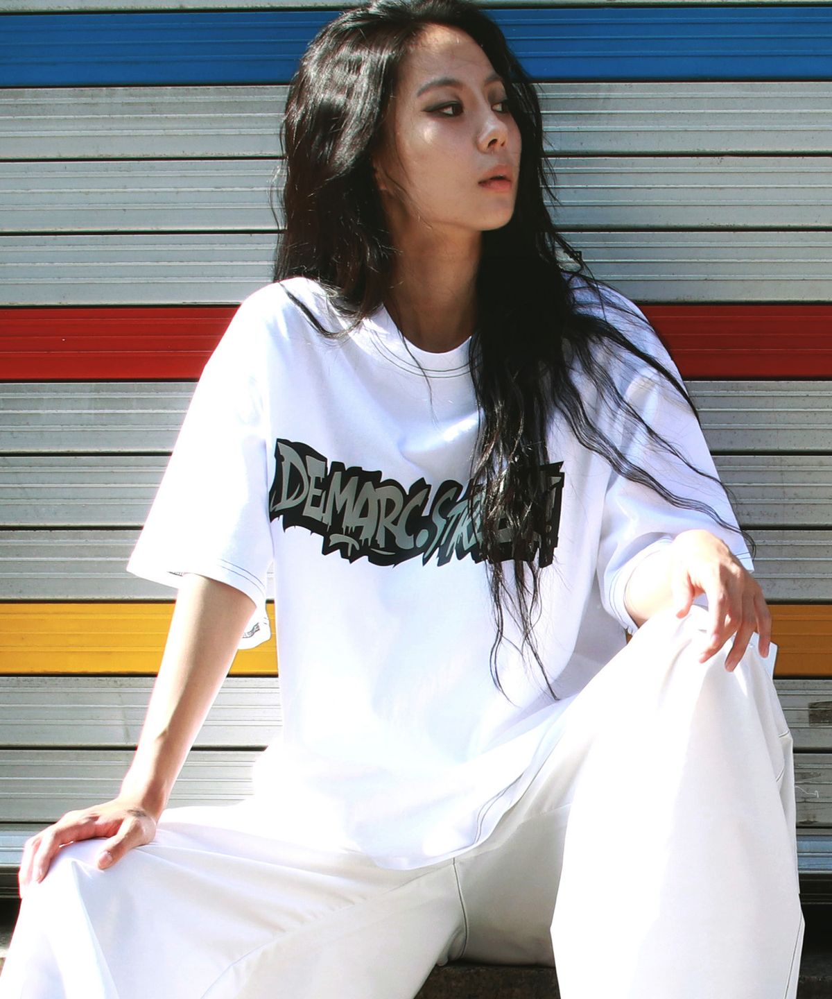 드마크(DEMARC) text graffiti boxy short sleeve tee - White
