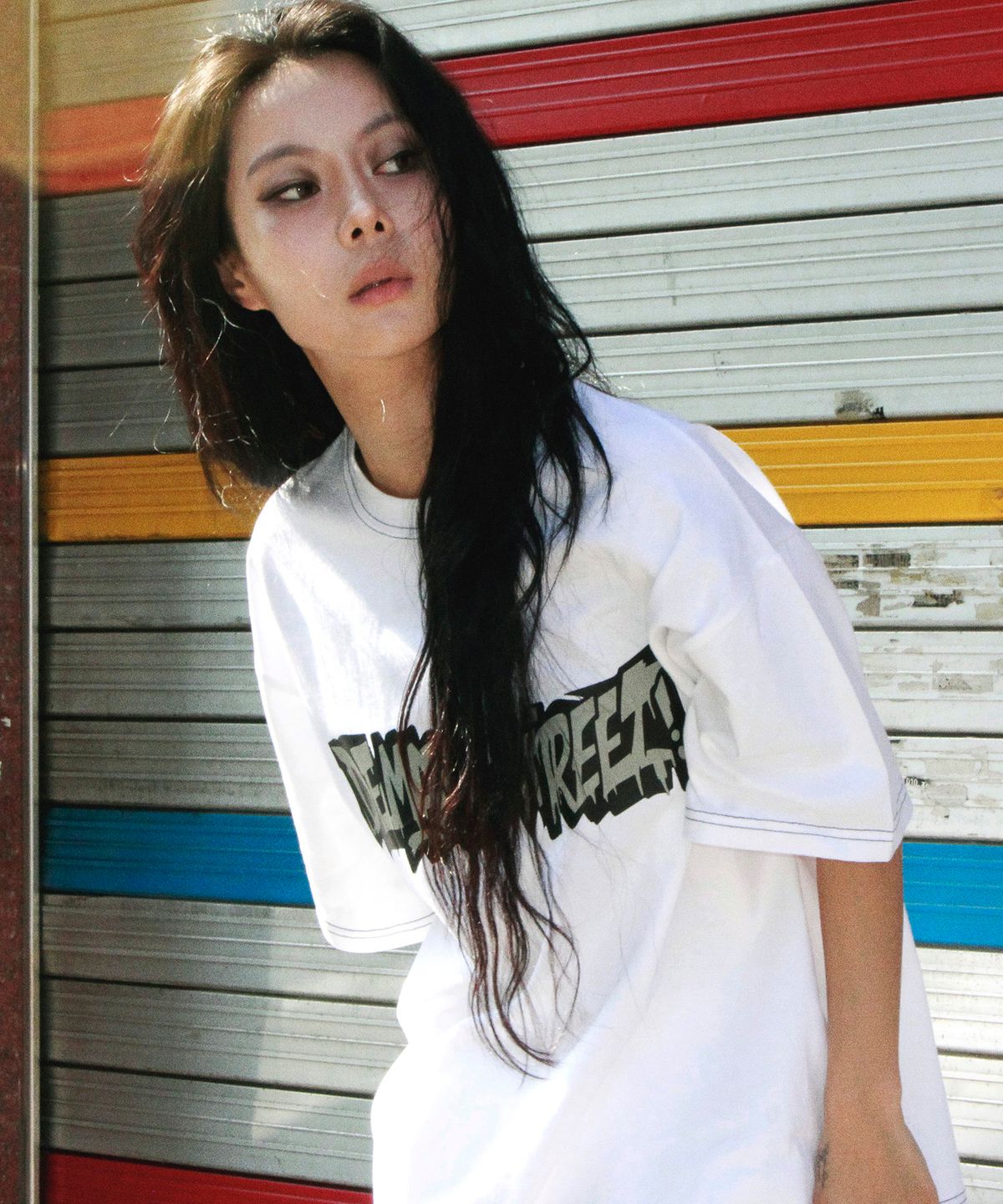 드마크(DEMARC) text graffiti boxy short sleeve tee - White
