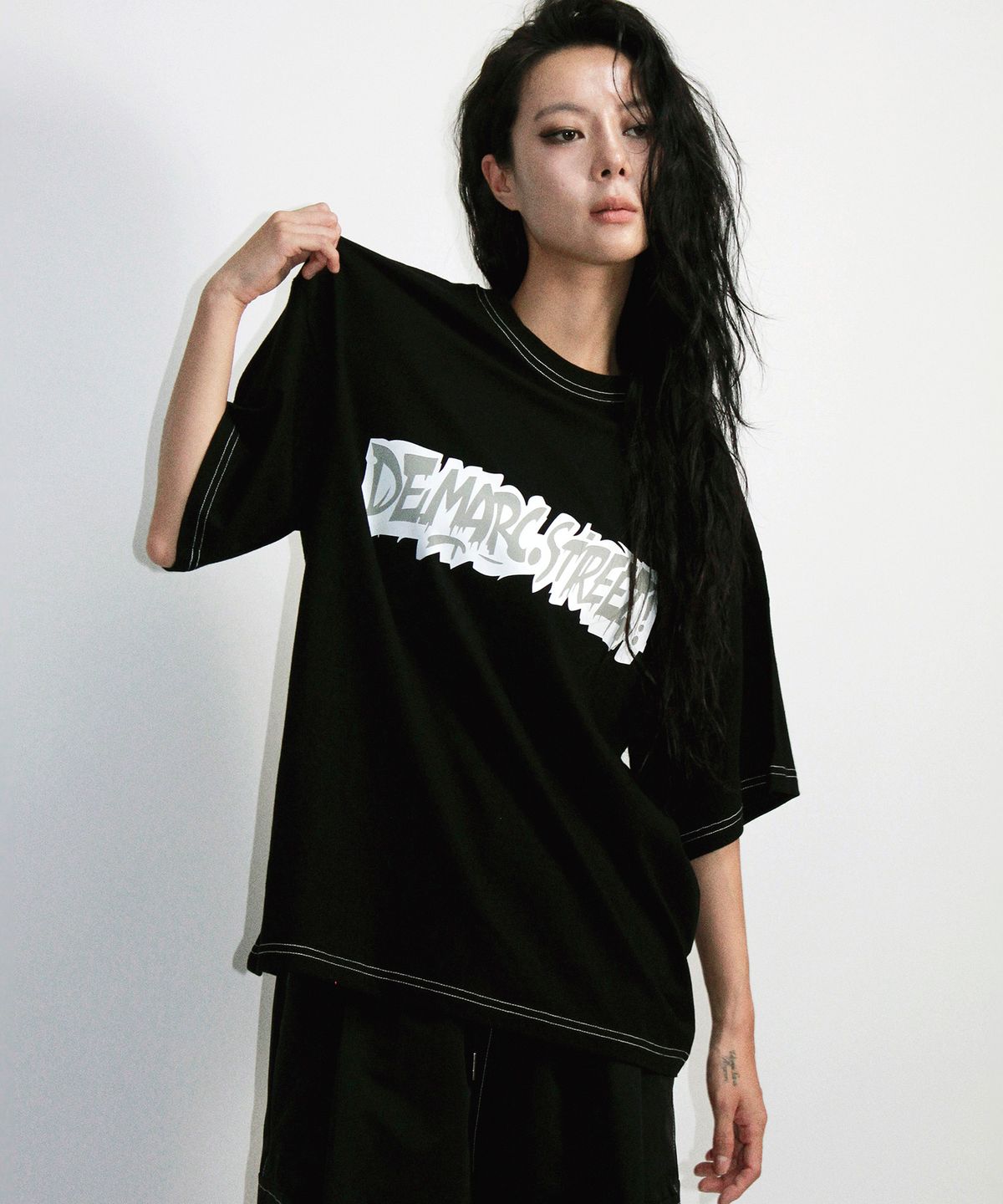 드마크(DEMARC) text graffiti boxy short sleeve tee - Black
