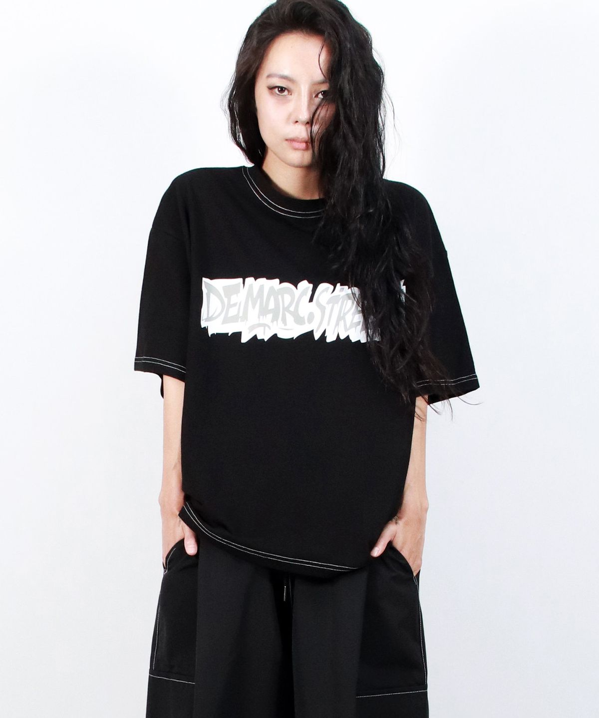 드마크(DEMARC) text graffiti boxy short sleeve tee - Black