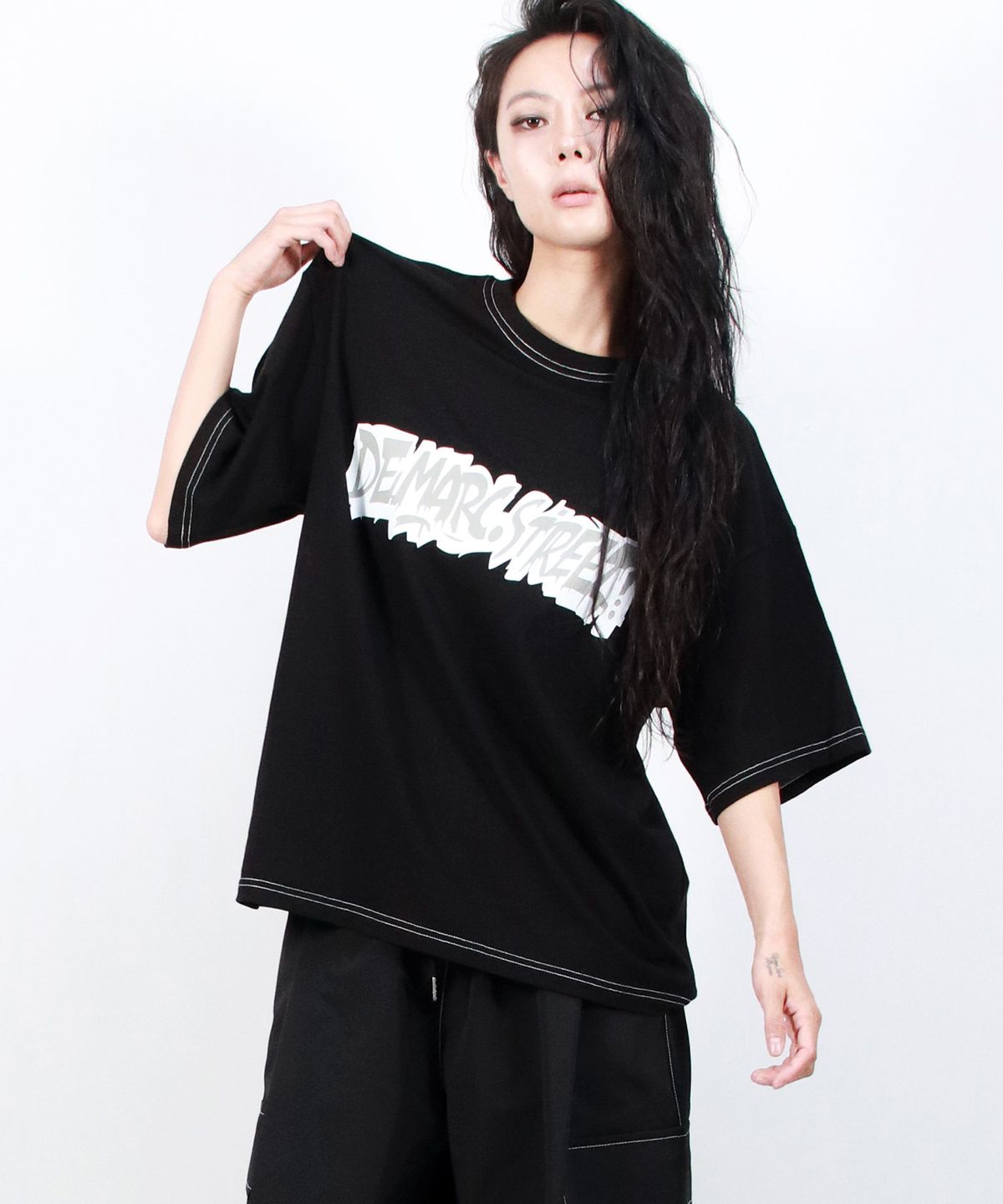 드마크(DEMARC) text graffiti boxy short sleeve tee - Black