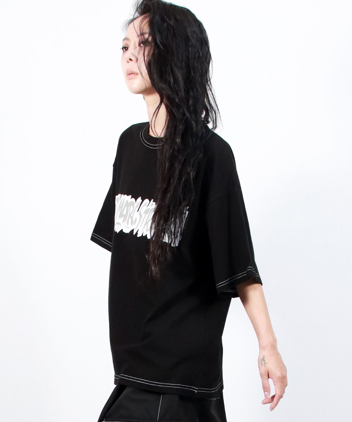 드마크(DEMARC) text graffiti boxy short sleeve tee - Black