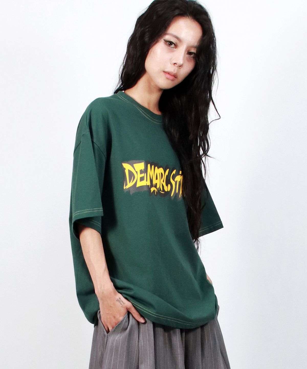 드마크(DEMARC) text graffiti boxy short sleeve tee- khaki