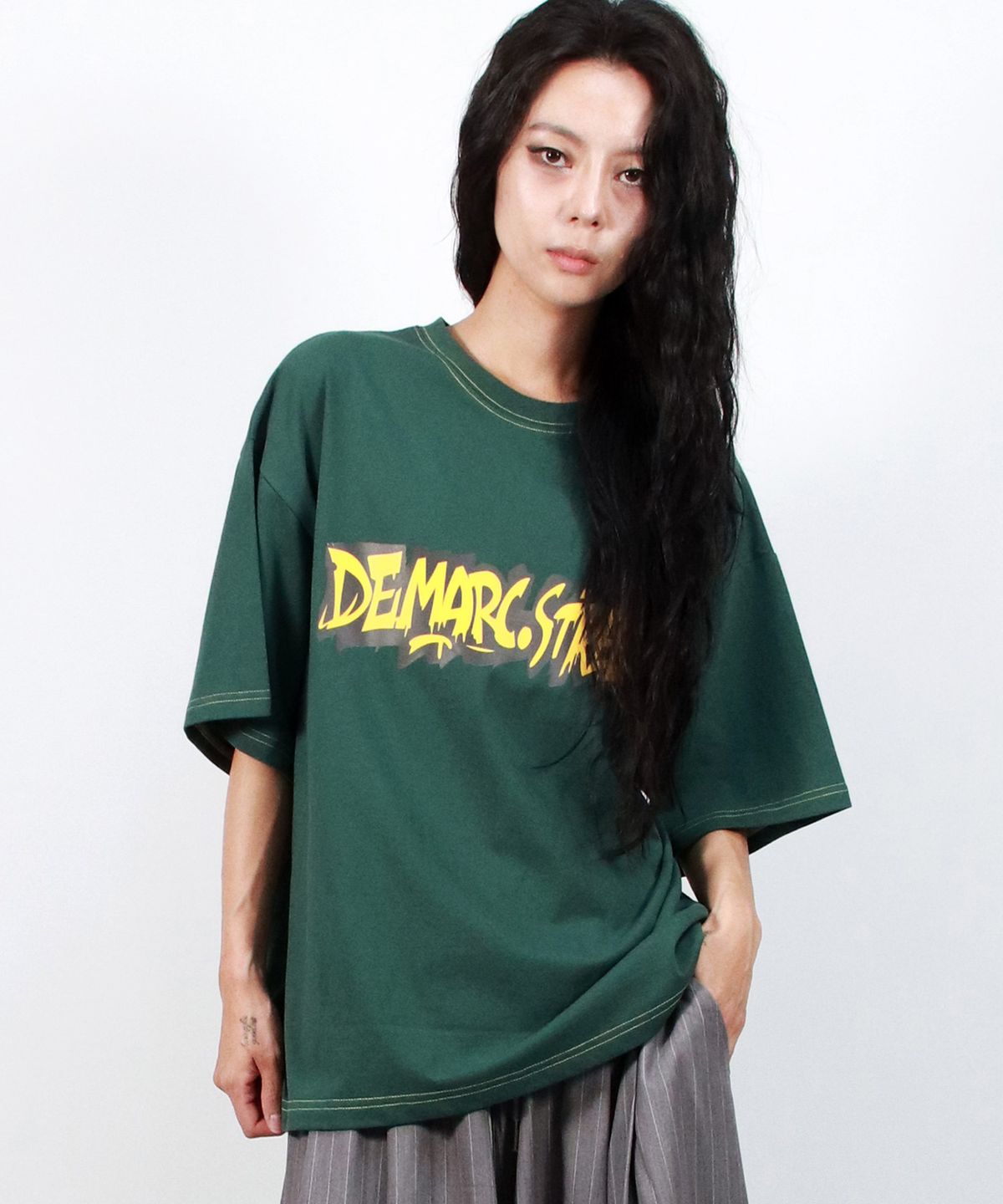 드마크(DEMARC) text graffiti boxy short sleeve tee- khaki