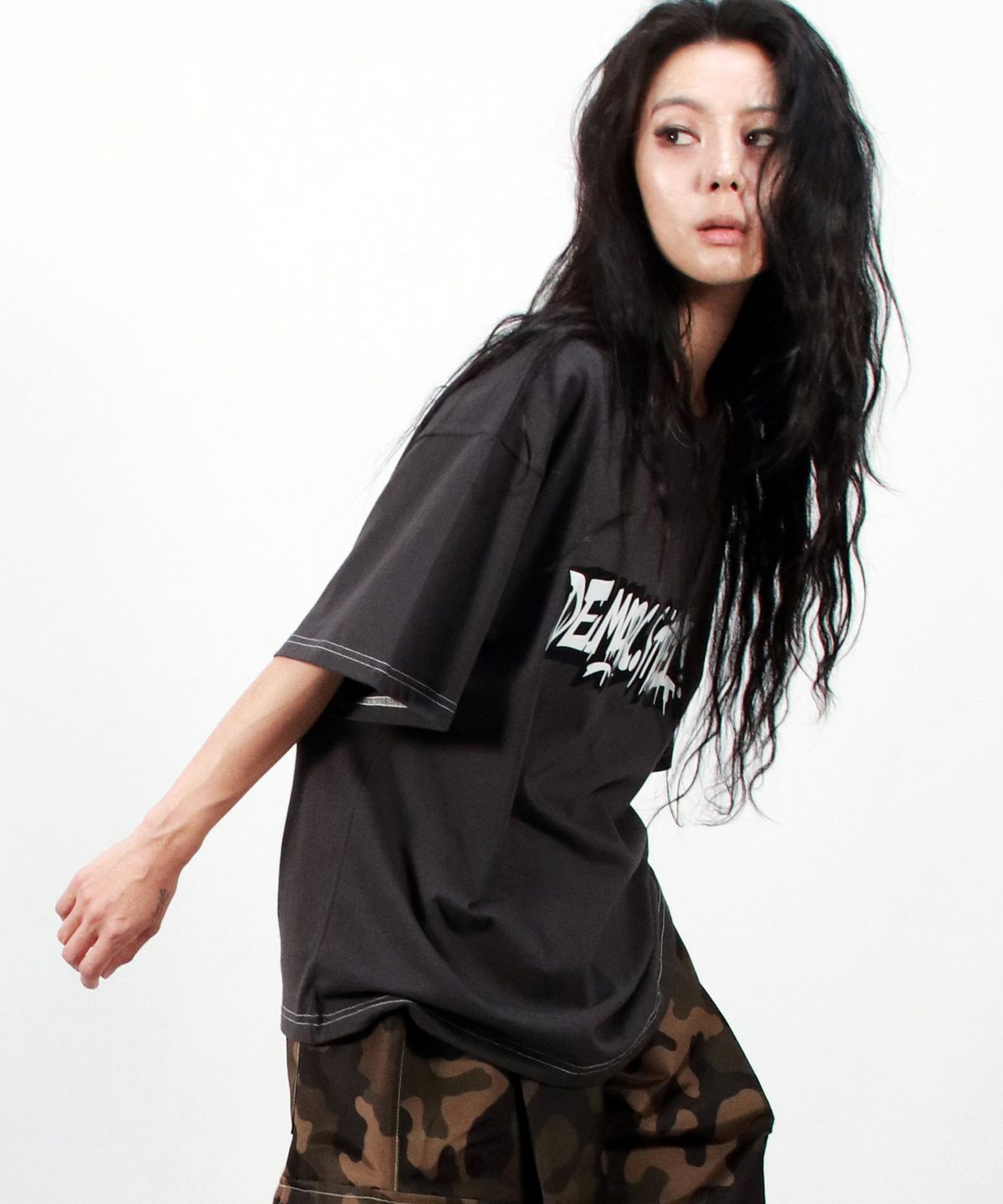 드마크(DEMARC) text graffiti boxy short sleeve tee -  Charcoal