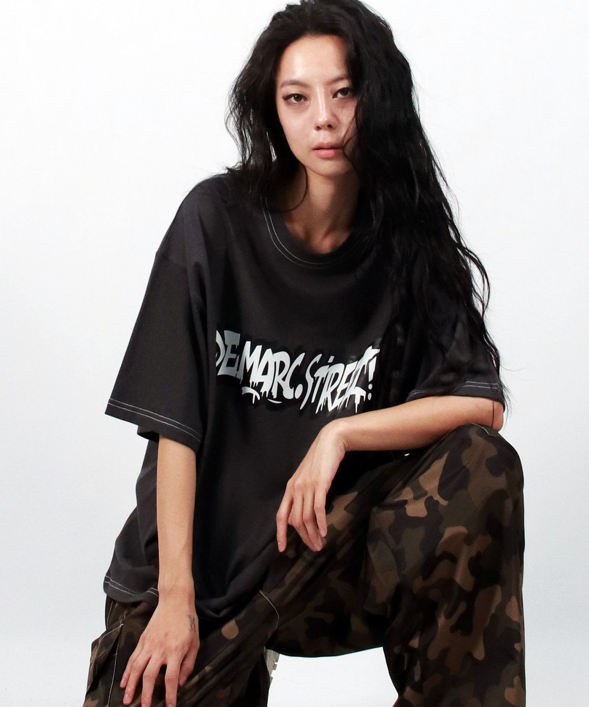 드마크(DEMARC) text graffiti boxy short sleeve tee -  Charcoal