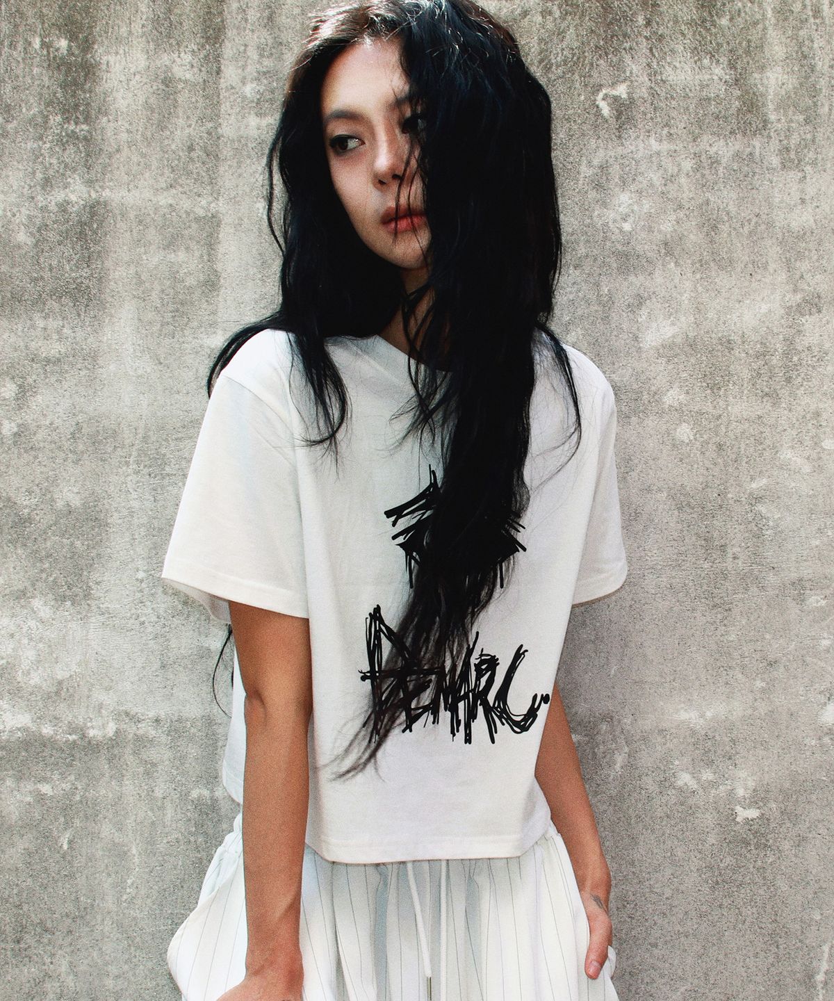 드마크(DEMARC) eerie logo text crop short sleeve tee White